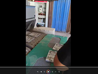 长沙客户案例：铝压铸件输送式自动喷砂机工作视频